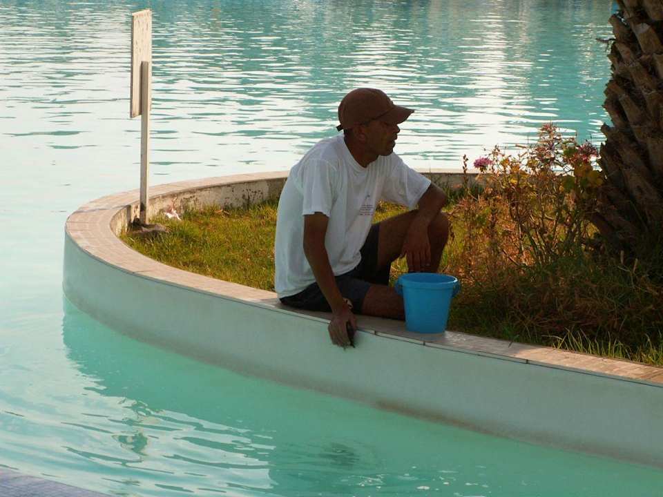 der verzweifelte Versuch den Pool zu säubern Palmyra Aqua Park Kantaoui