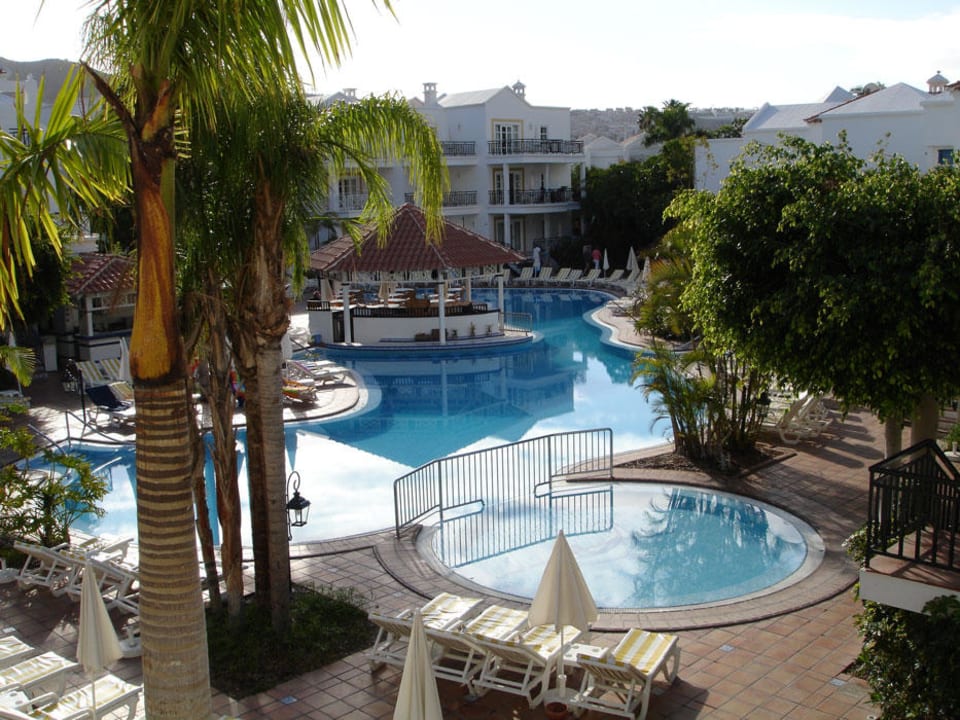 Der Pool am Tag Hotel Parque del Sol