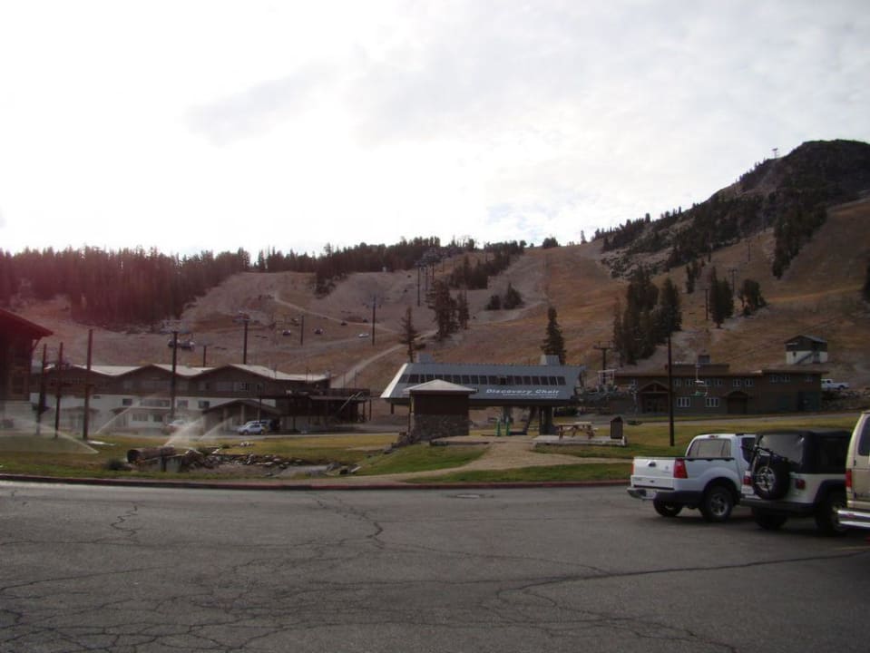 Gegenüber des Hotels Hotel Mammoth Mountain Inn