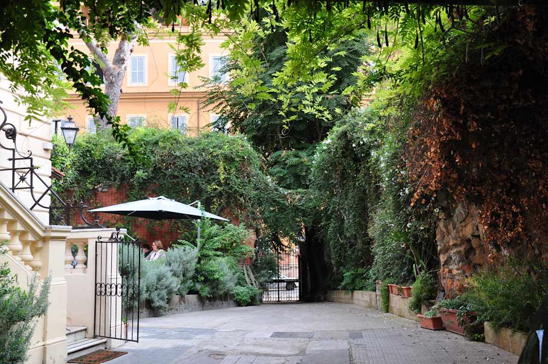 Blick zur Einfahrt, Terrasse Hotel Rome Garden