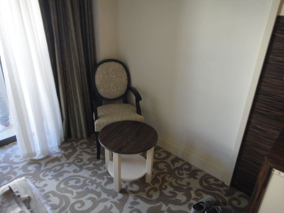Stuhl mit Tisch im Zimmer Aydinbey Kings Palace & Spa