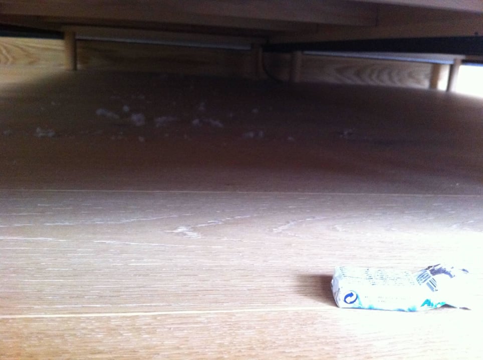 Staub und Müll unter dem Bett Mawell Resort