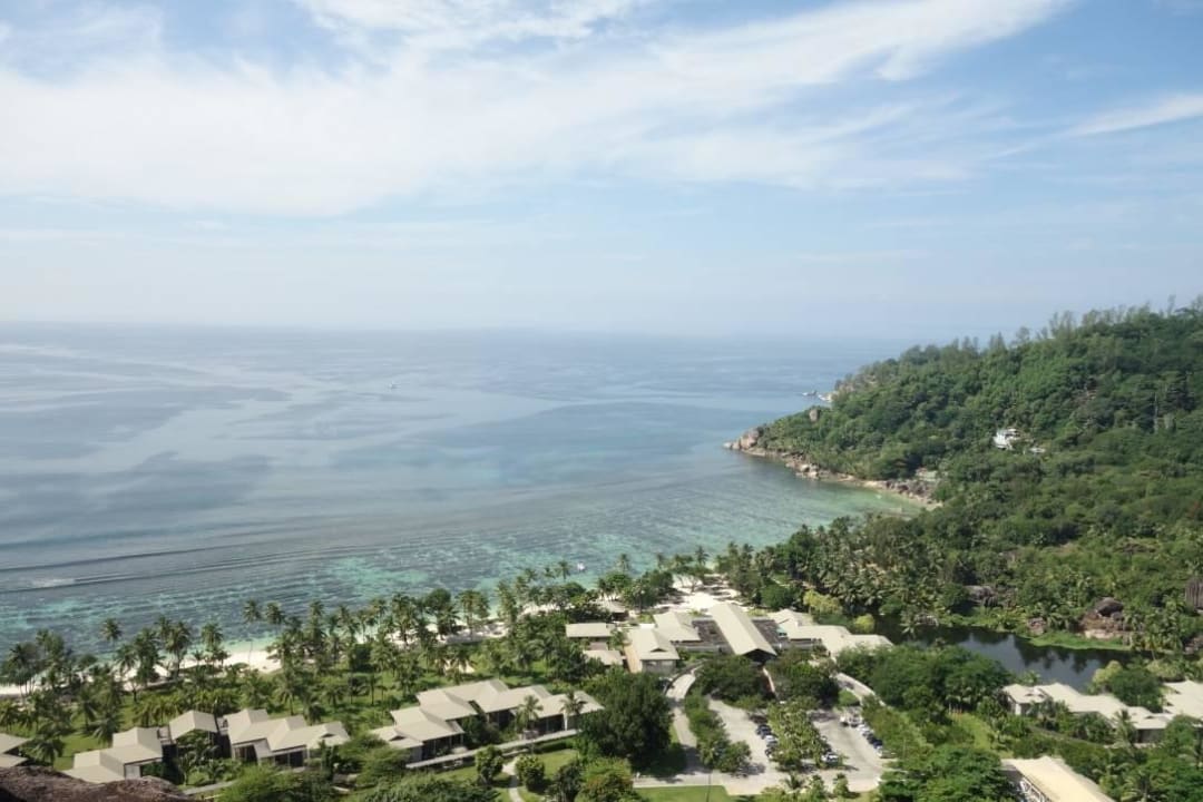 Blick vom Granitfelsen auf die Anlage Kempinski Seychelles Resort