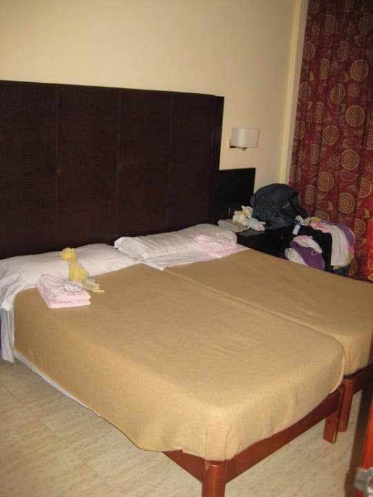 Das Bett im Schlafzimmer allsun App.-Hotel Orient Beach