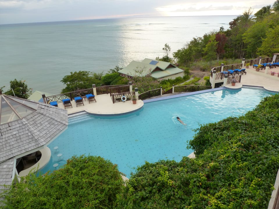 Blick vom Restaurant auf den Pool Calabash Cove Resort & Spa