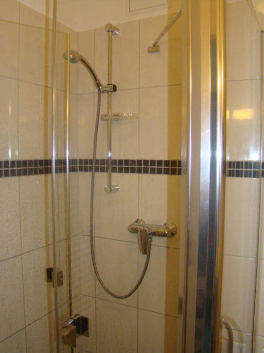 Dusche Zimmer 22 Hotel Pension Bellevue