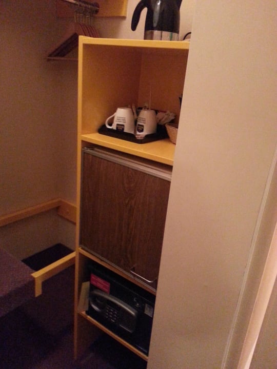 Minibar und Safe in der Garderobe Best Western Raphael Hotel Altona