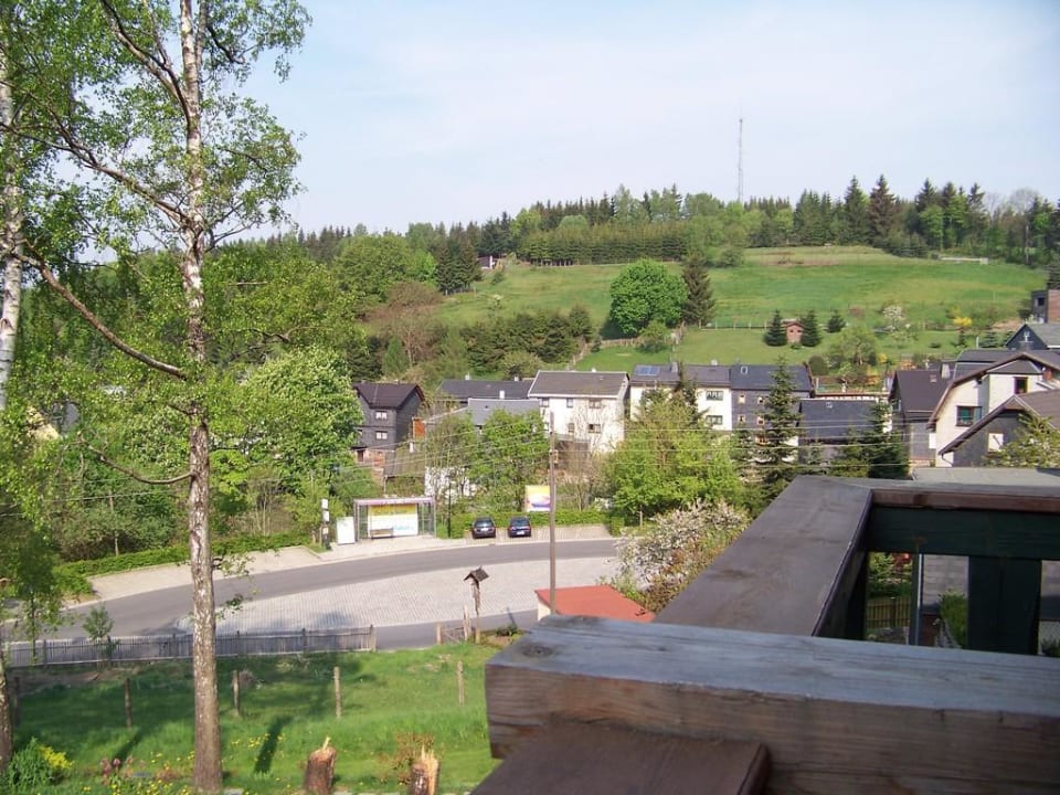 Blick von der Terrasse zur Bushaltestelle Gasthaus & Pension "Zur hohen Sonne"