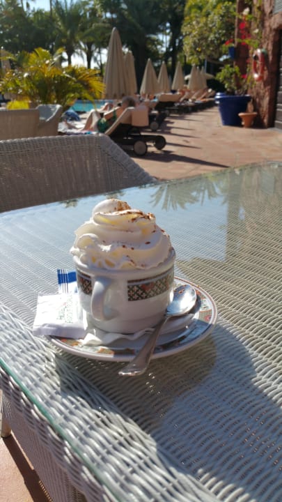 Cappuccino am Pool  Hotel Parque Tropical