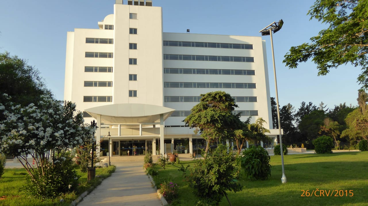 Budova novější části Park Salamis Bay Conti Resort Hotel & Casino