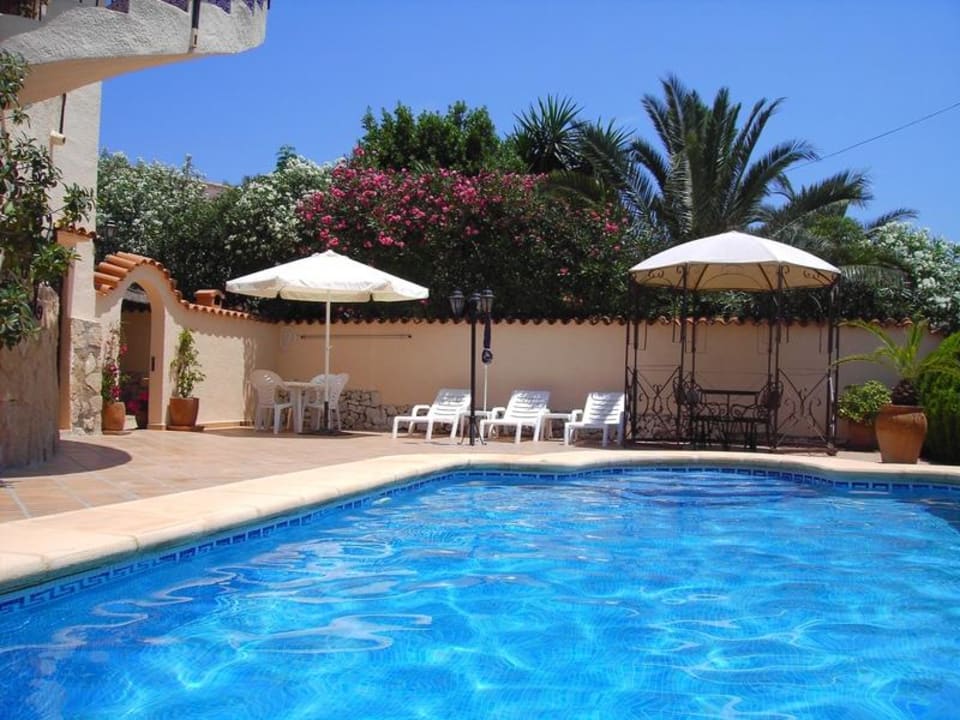 Poolterrasse mit Liegen El Refugio Villa Rosa