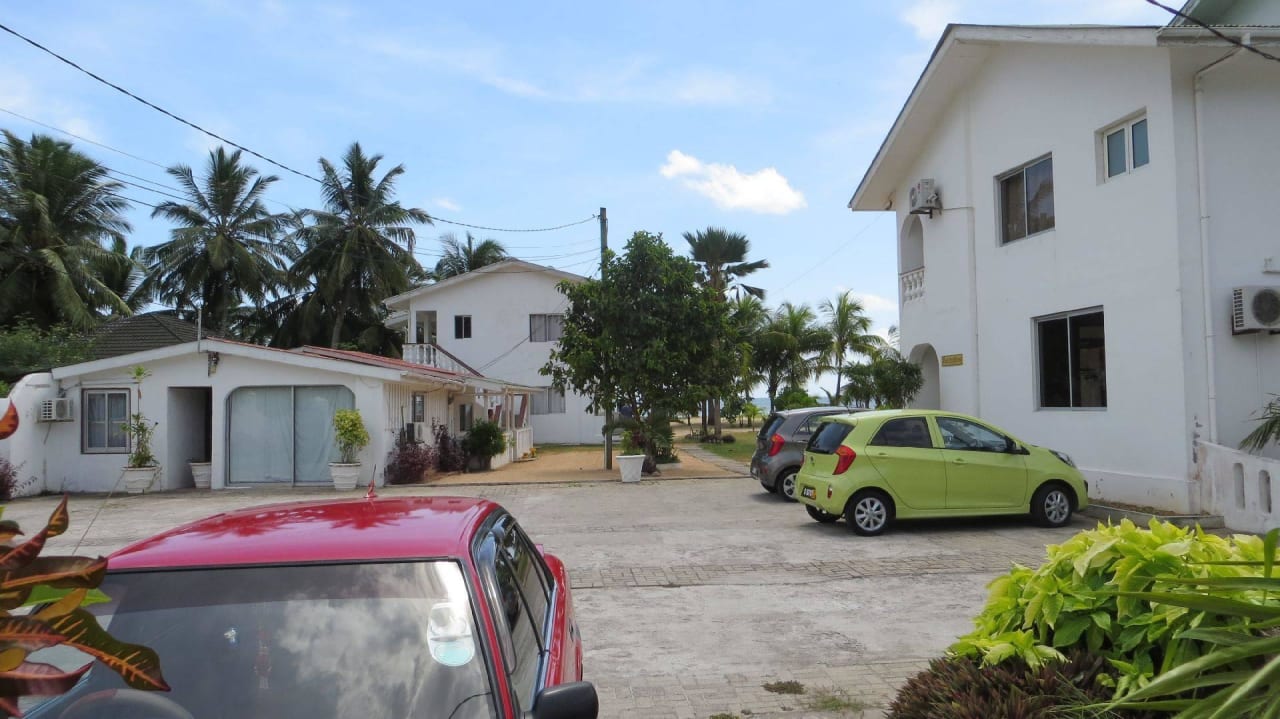 Haupthaus mit Parkplatz Jamelah Apartments & Guest House