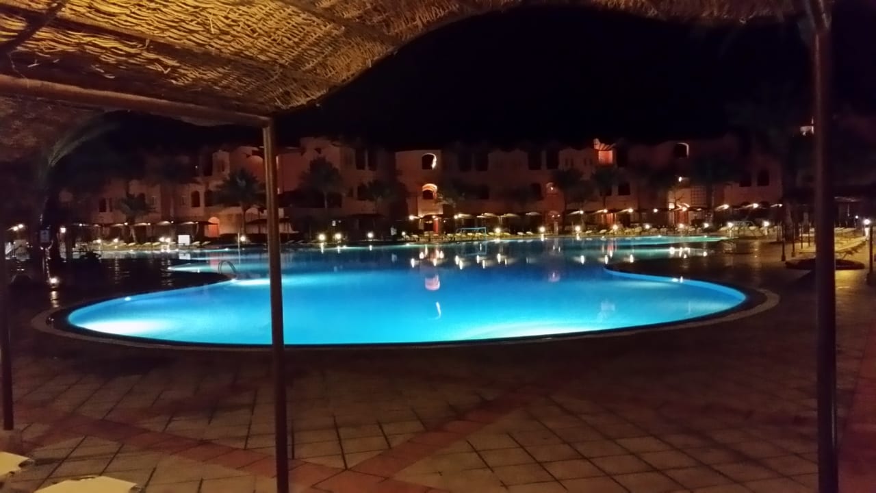 Großer Pool - Lichterstimmung am Abend Jaz Makadi Oasis Resort