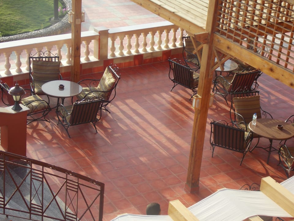 Бар на улице, сразу за ресепшеном. Pickalbatros Aqua Vista Resort - Hurghada