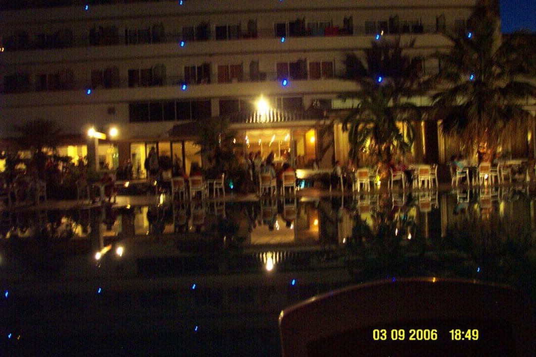 Hotel Ansicht vom Pool aus bei Nacht. Olympian Bay Grand Resort