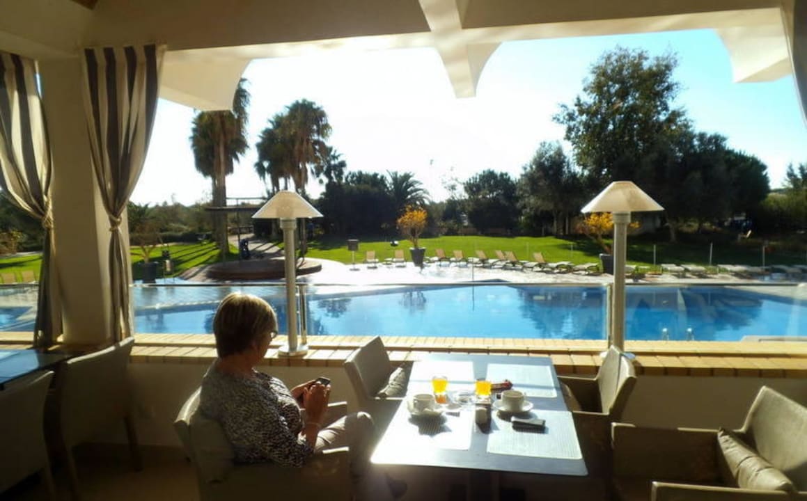 Frühstück draussen im Dezember Ozadi Altura Beach Resort