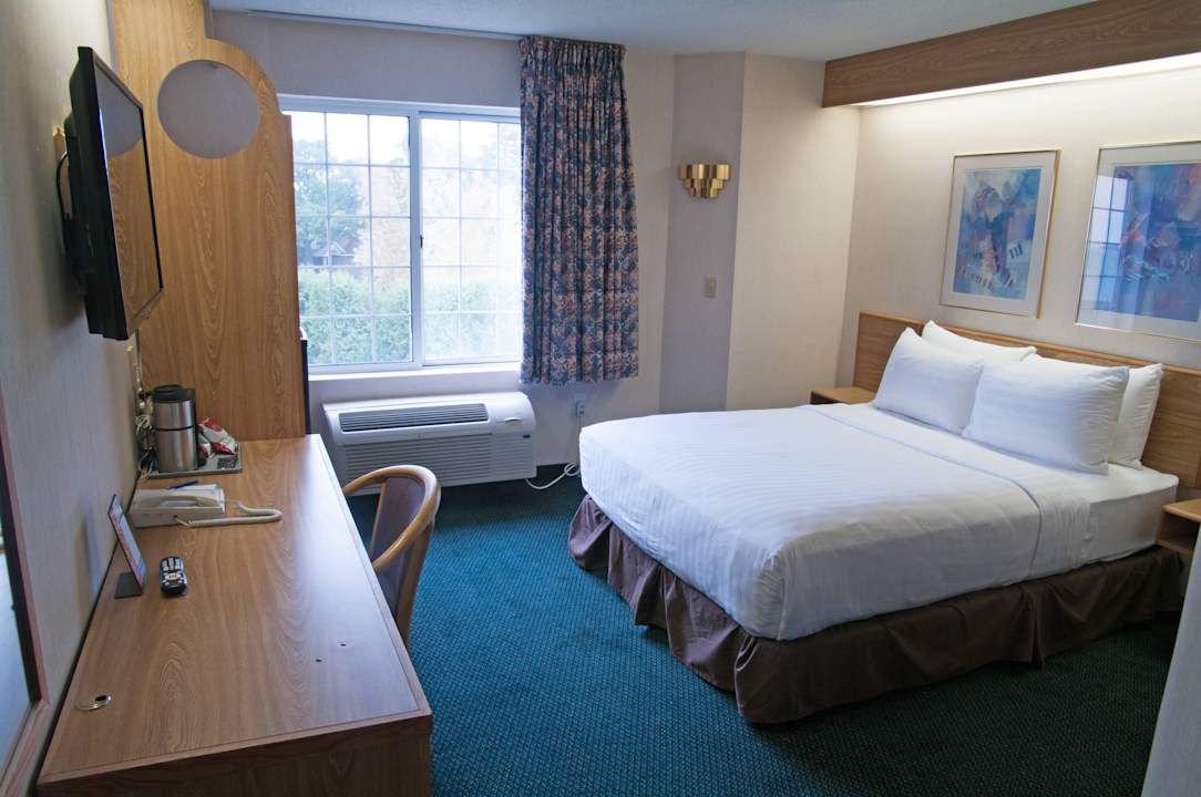 Queen Studio Charlevoix Inn & Suites, SureStay Collection by Best Western