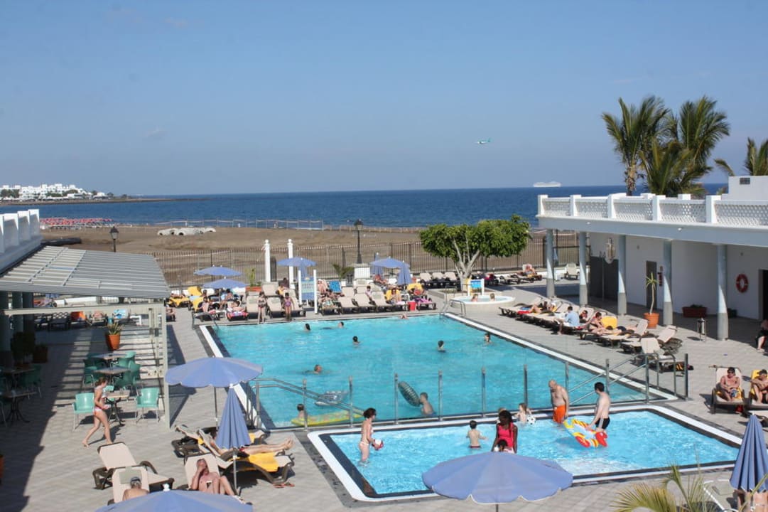 Die beiden Pools und Liegemöglichkeiten Hotel Las Costas