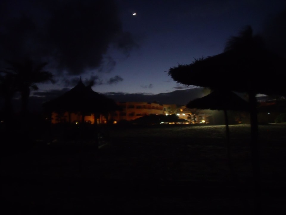 Vom Strand aus bei Nacht Caribbean World Thalasso Djerba