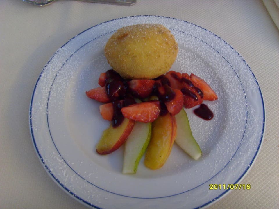 Gebackenes Vanilleeis auf Fruchtspiegel Hotel Europa Grado