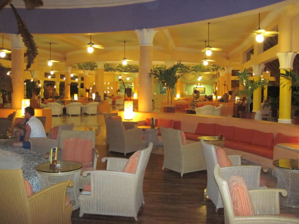 Gemütliche Lobbybar des Del Mar Iberostar Waves Paraiso del Mar