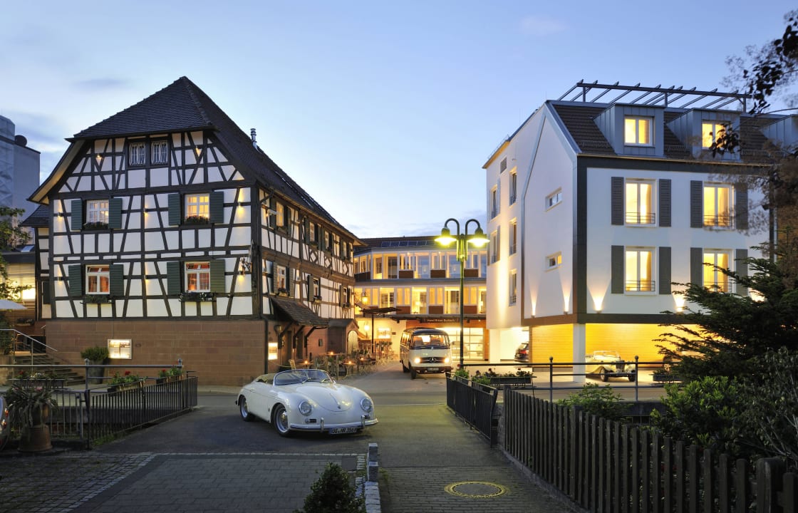 Außenansicht mit hoteleigenen Oldtimern Hotel Ritter Durbach