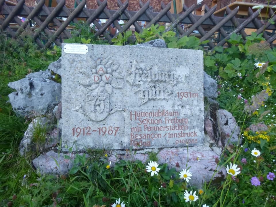 Gedenktafel bei der Hütte Freiburger Hütte DAV