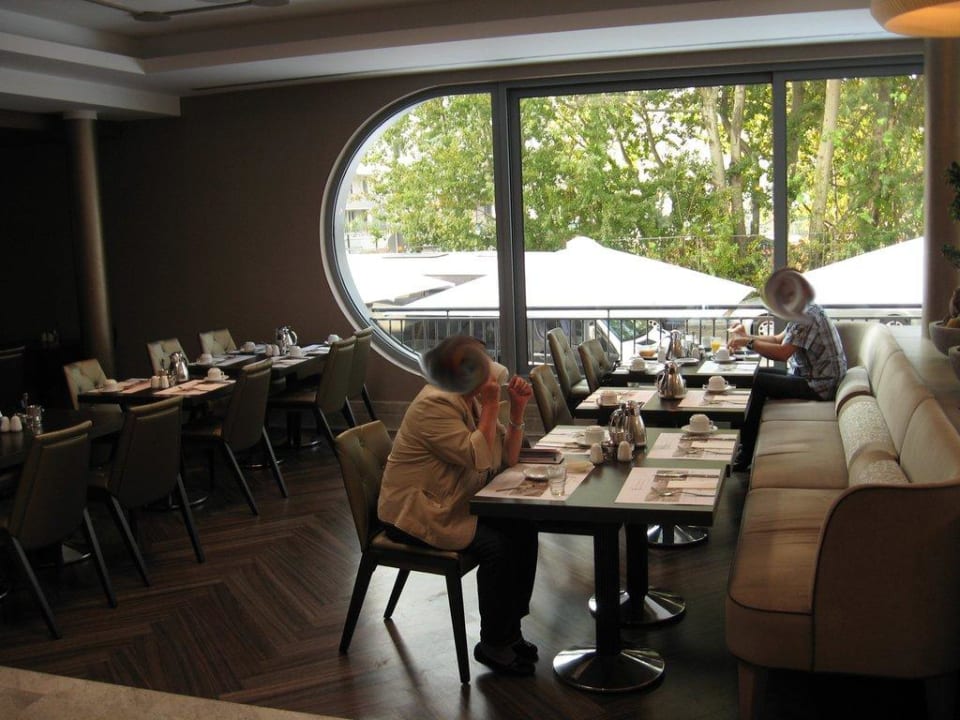 Lobby mit Frühstücksbereich TITANIC Comfort Berlin Mitte