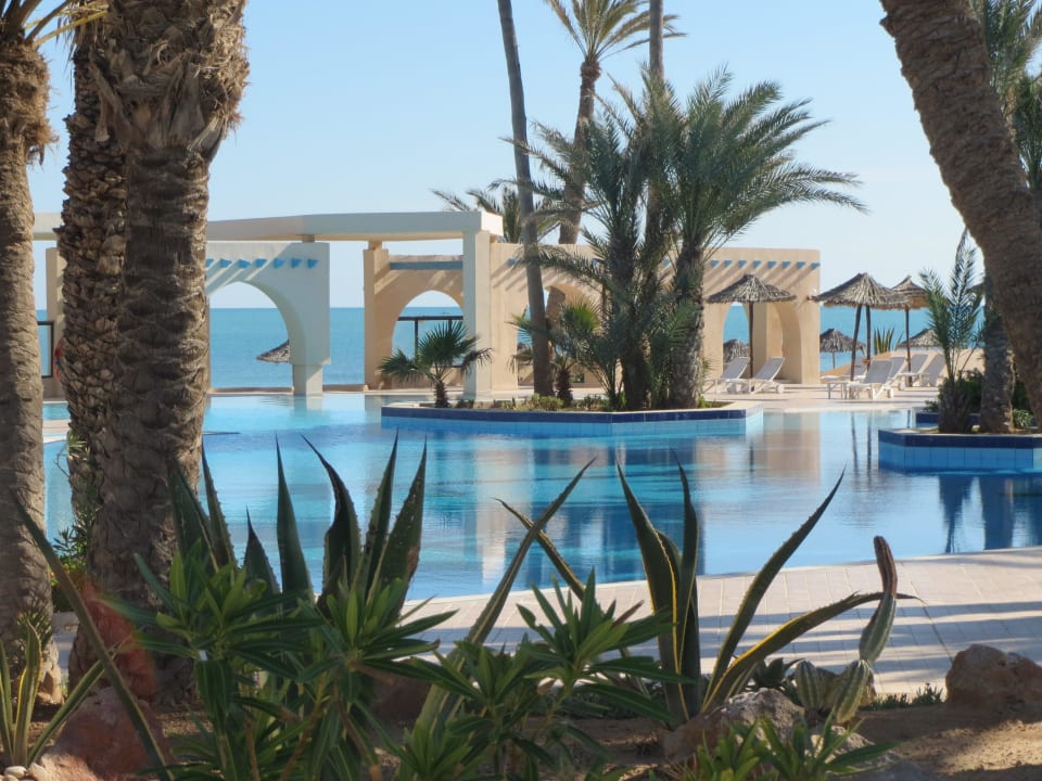 Kleiner Pool mit direktem zuganz zum Strand Zita Beach Resort