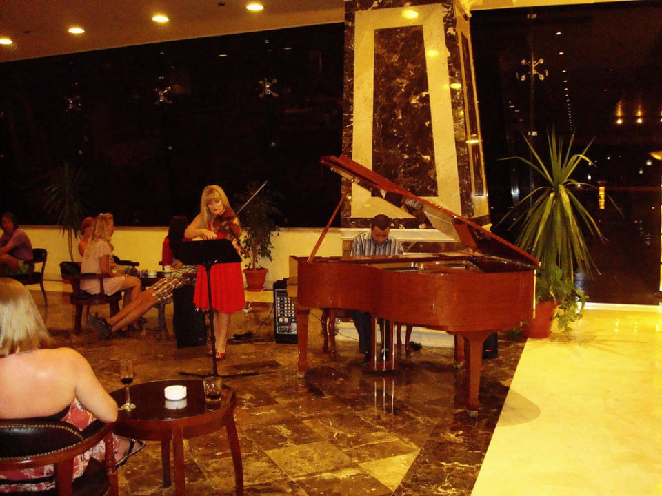 Живая музыка каждый вечер AMC Royal Hotel & SPA