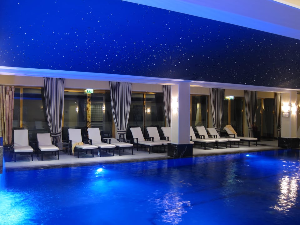 Schöne Poolanlage Althoff Grandhotel Schloss Bensberg