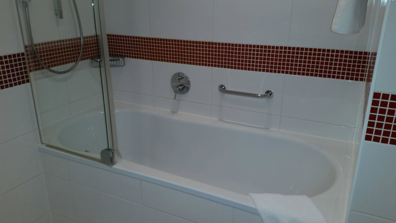 Badewanne im bessern Zimmer Vienna House Easy Pilsen