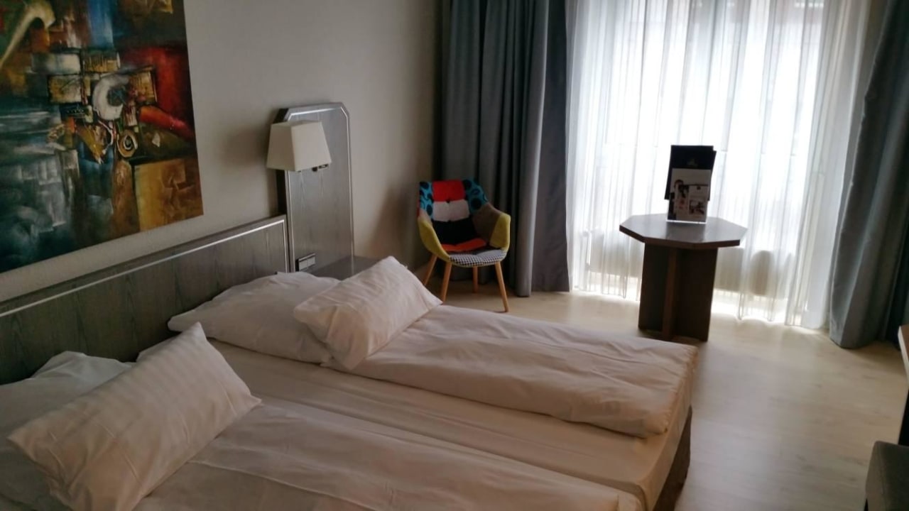 Doppelbett und 1 Sessel Hotel Düsseldorf City by Tulip Inn