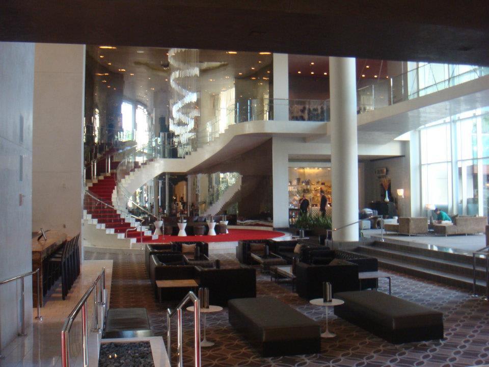 Mit Blick von der Rezeption auf die Lobby Hotel W Hollywood