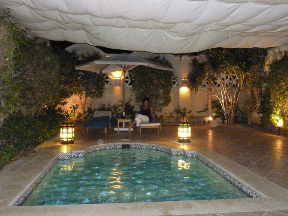 Terrasse Suite bei Nacht Hotel JAZ Makadi Star & Spa