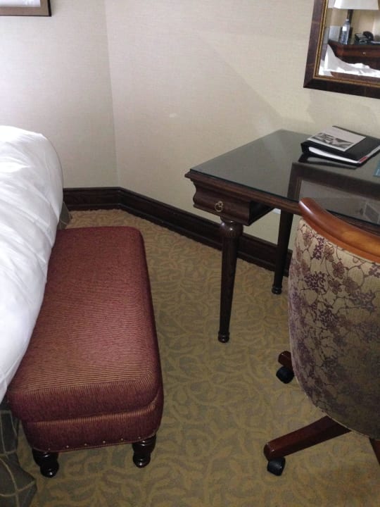 Abstand zwischen Bett, kleiner Bank + Schreibtisch Hotel The Fairmont Banff Springs