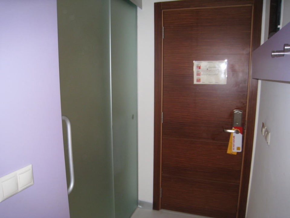 Links Eingang zum Bad Monachus Family Resort Sorgun