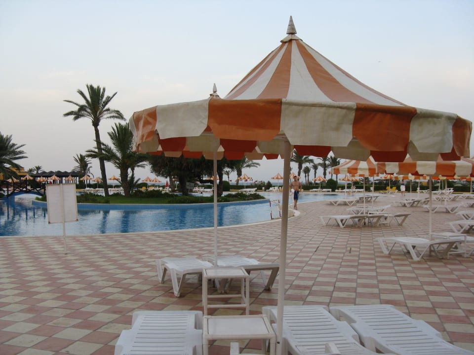 Przy basenie Nour Palace Resort & Thalasso