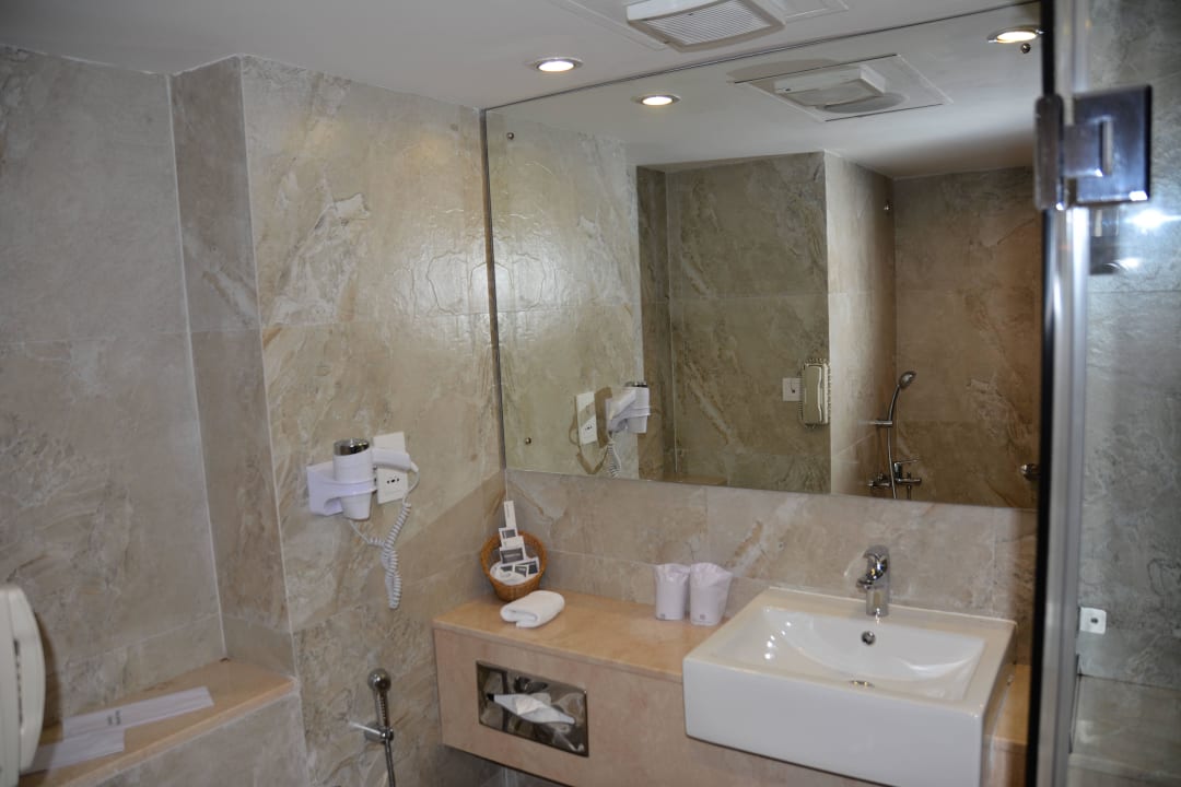 Badezimmer Ramada by Wyndham Colombo