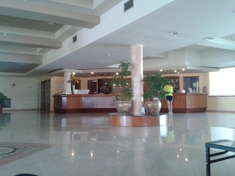 Recepcja Sovereign Beach Hotel