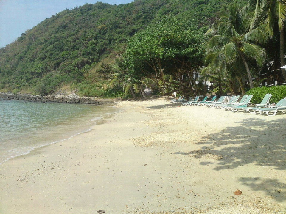 Teilweise steiniger Strand Ao Prao Resort