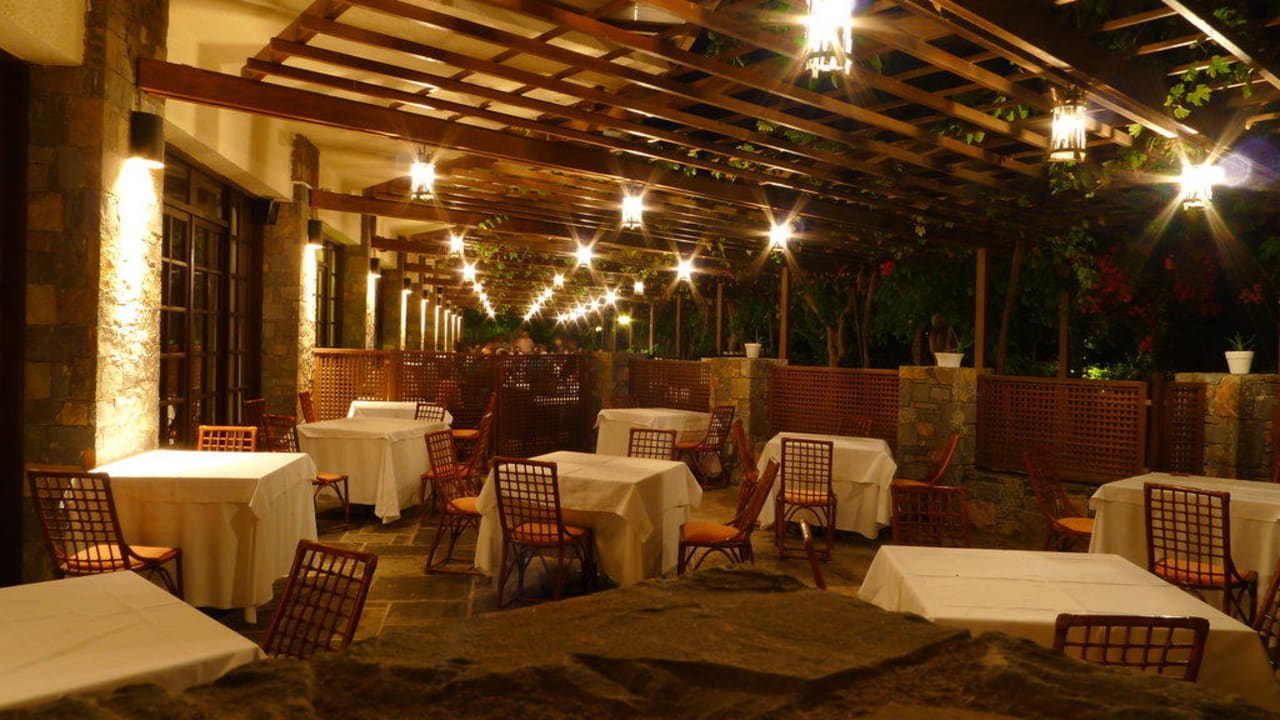 Außenbereich des Restaurants Apollonia Beach Resort & Spa