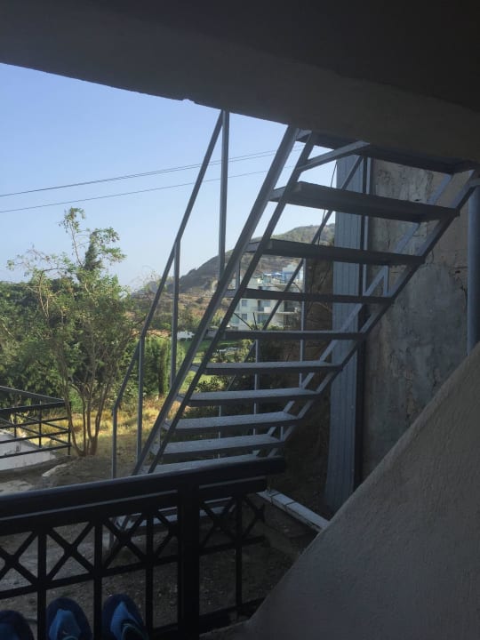 Schody przeciwpożarowe przy balkonie Sol Cosmopolitan Rhodes