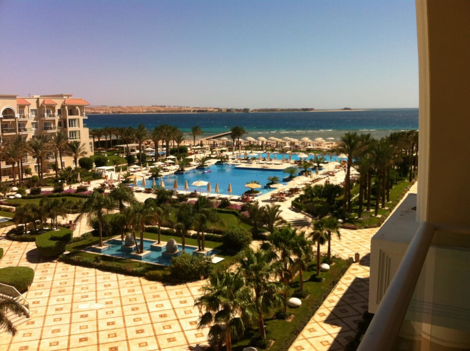 Unser Blick von Zimmer 2510 auf die Poolanlage Premier Le Reve Hotel & Spa