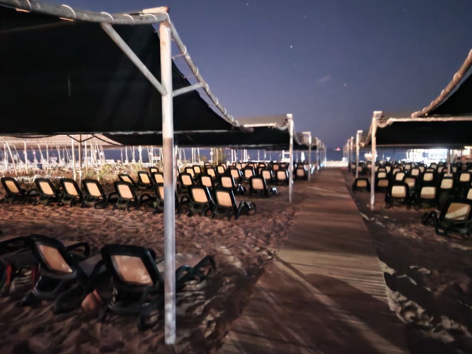 Strand Well Palace Side