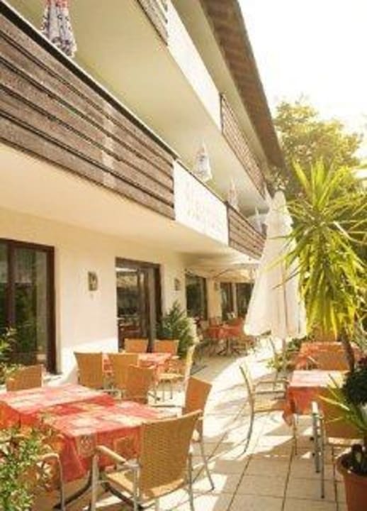 Die Sonnenterrasse mit Blick zur Burg Hotel Steigmühle