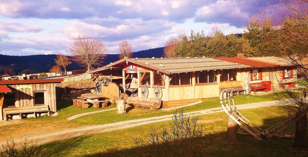Unsere urig-gemütliche Almhütte direkt neben dem Streichelzo Landgasthof ZUR NEUEN POST