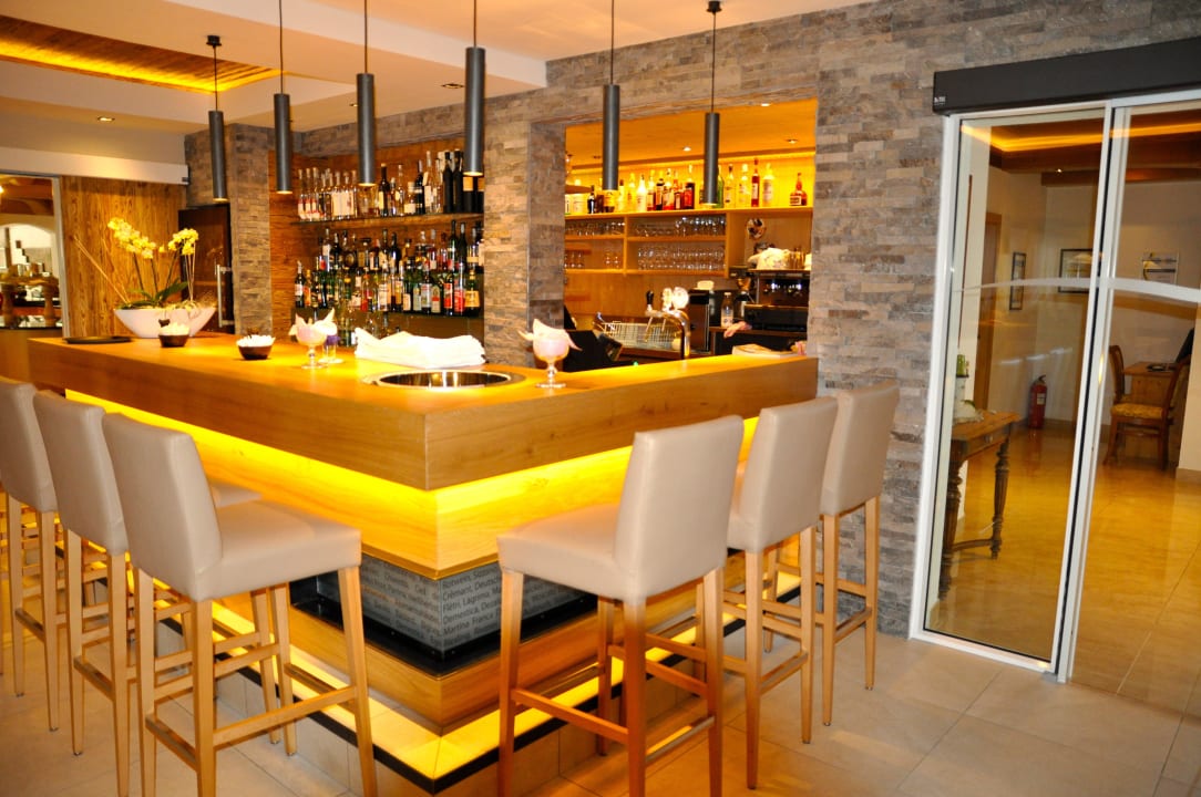 Die neue Bar mit ausreichend Platz Hotel Wiesenhof Garden Resort