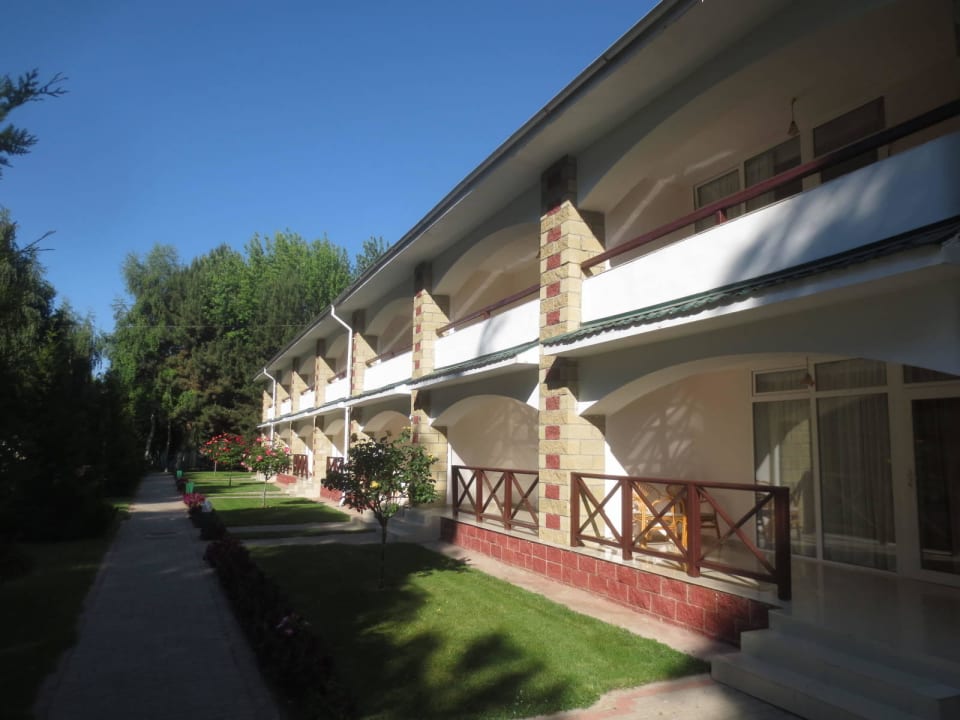 Eines der Gebäude mit Zimmer Raduga Resort Center