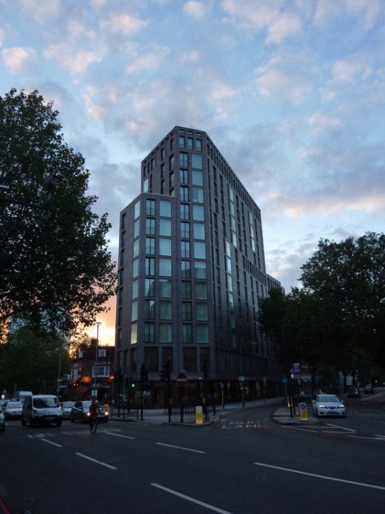 Hotel in der Abendstimmung Hotel H10 London Waterloo